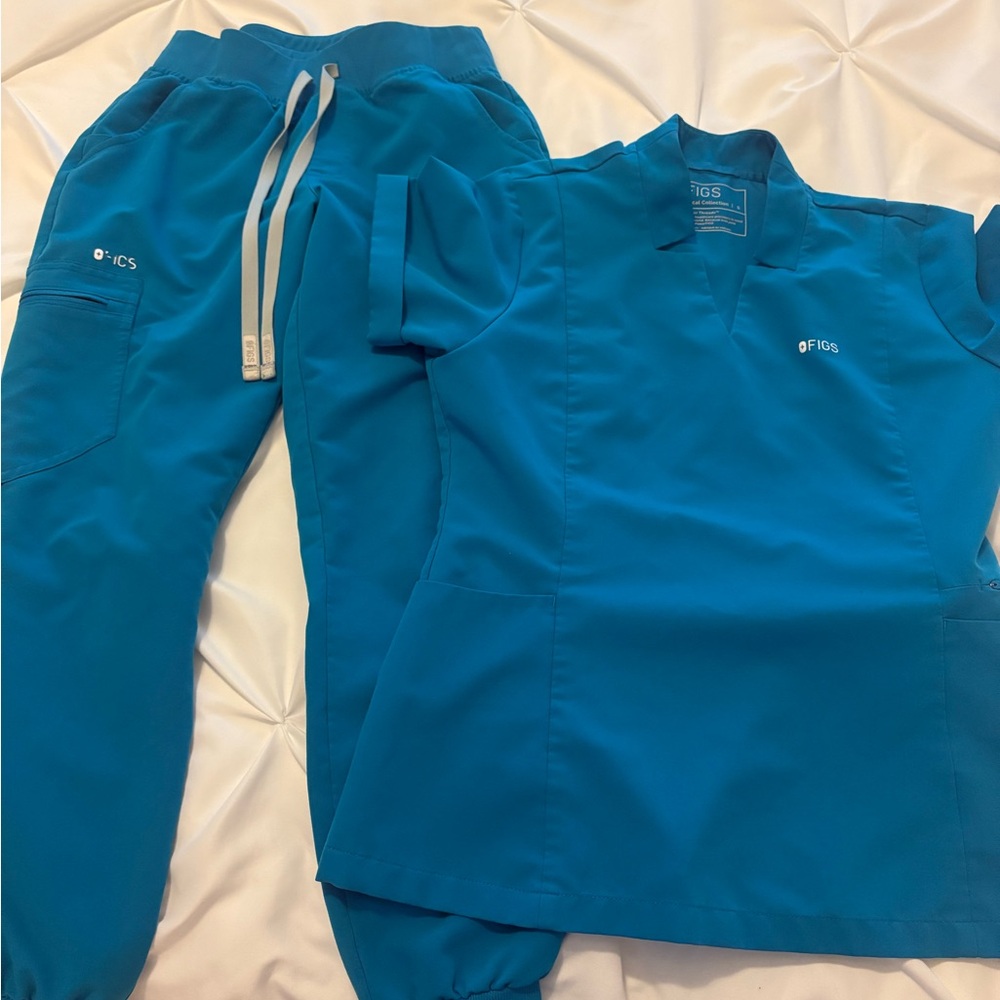 Figs Vibrant Blue Scrub Top